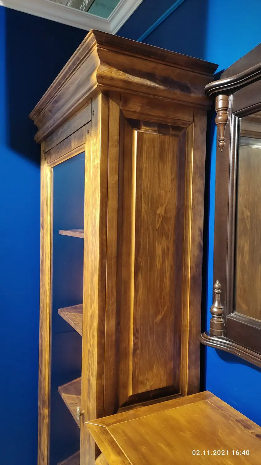 Шкаф 1 дверный Луи Филипп с витриной, массив ОВ 01 (ручка слева)